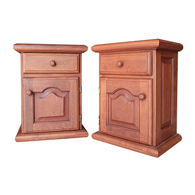 Mesa de luz de algarrobo con caj�n y una puerta