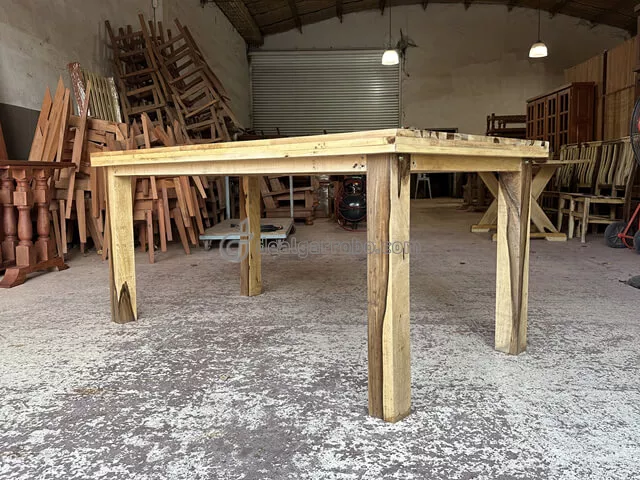 Mesa de Madera de Guayubira Estilo Campo