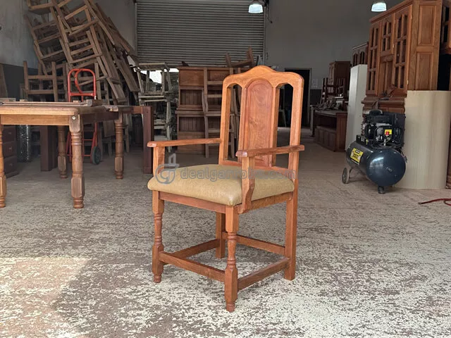 Silla de Algarrobo Tapizada Con Apoyabrazos Modelo Tamara